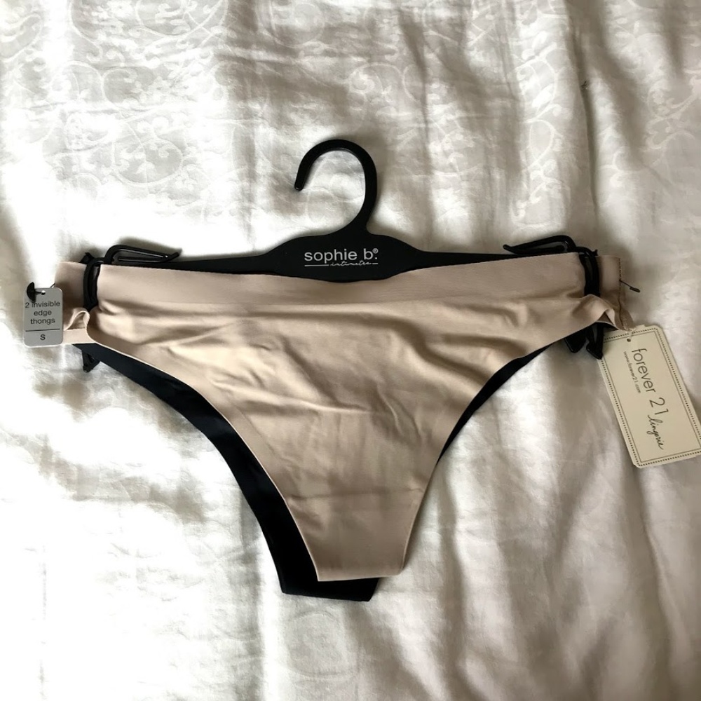 NWT 2 pack no show thongs